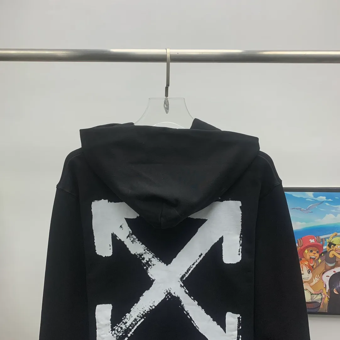 The top tested version of Off-White's new 2023 autumn and winter spray-painted graffiti arrow hooded sweatshirt. The new style adds graffiti elements, adding a touch of literary style to the overall through-style short-sleeved style. This is a typical OFF retro literary style. This is also the first expression of the two cultures since the merger with LV in 2021. The printing adopts screen printing imported glue technology, and the ink dots are even, imitating the natural dynamics of spray paint. The hollows are both dark and light, the transition is smooth, and the gradient effect is visible to the naked eye. The front printing uses the same process. Minimalist letter logo on the chest, OS version, same style for men and women! The 480g cotton texture feels smooth and textured, with full drape.  Color: Black White Size: XS-L P:410